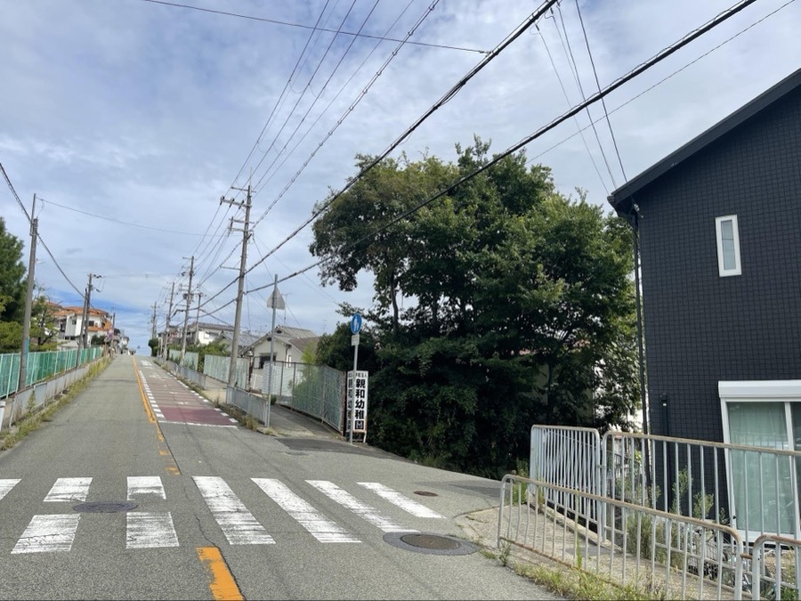 火打墓地へ向かう坂道と親和幼稚園の看板