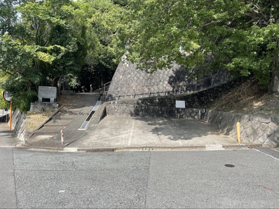 多田院墓地の正面側入口と石段