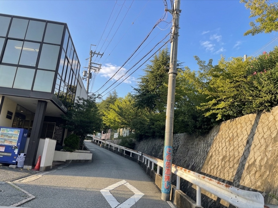小戸霊園へ向かう坂道と総合センター前