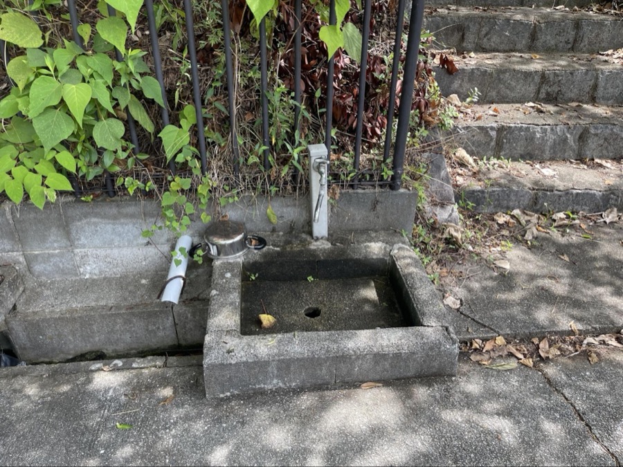 多田院墓地の水場と手桶