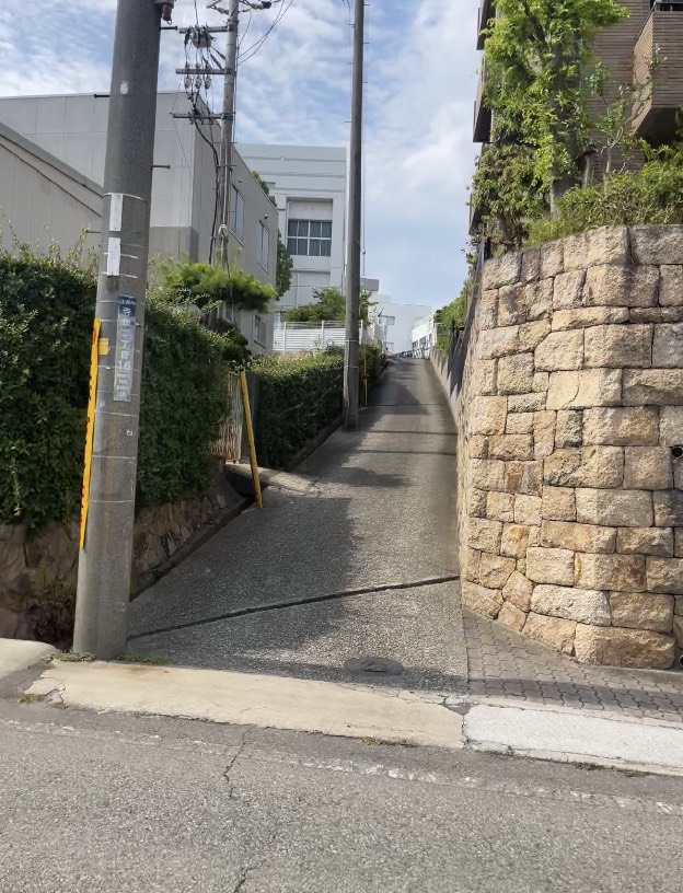 寺畑墓地へ続く坂道