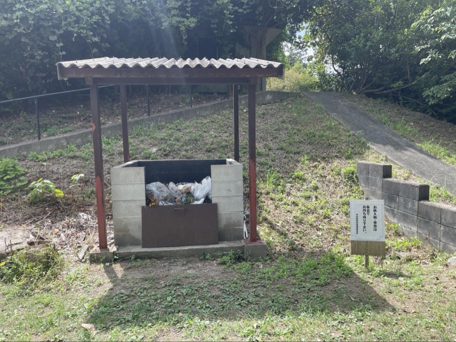 多田院墓地のごみ捨て場とお供物持ち帰りの掲示