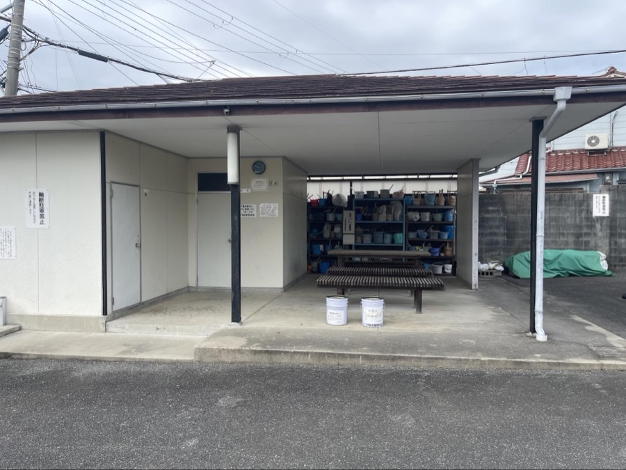 小戸霊園の休憩所と手桶の貸出棚