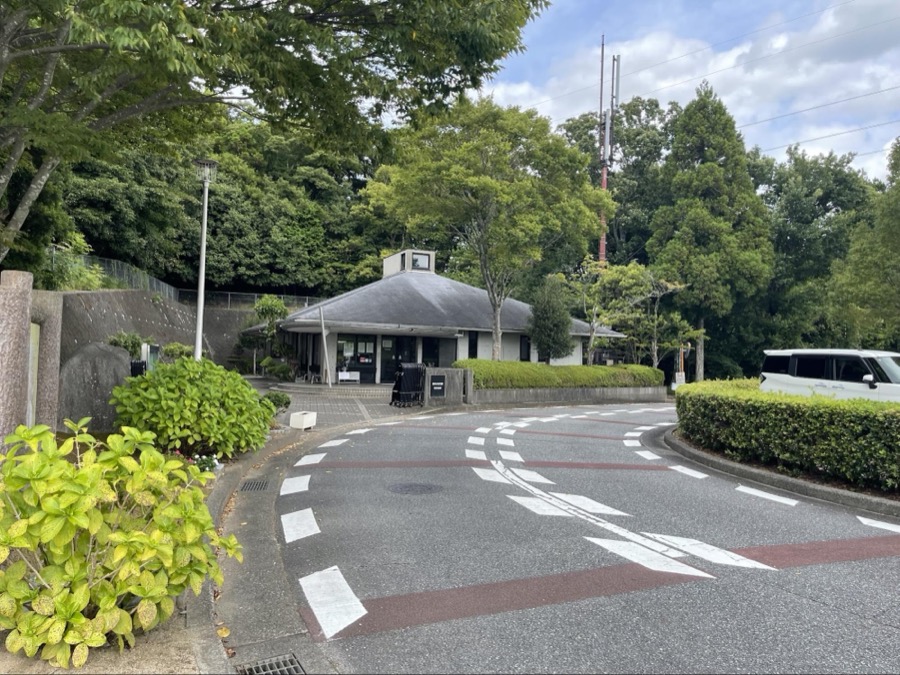 川西市公営霊園の管理事務所とロータリー