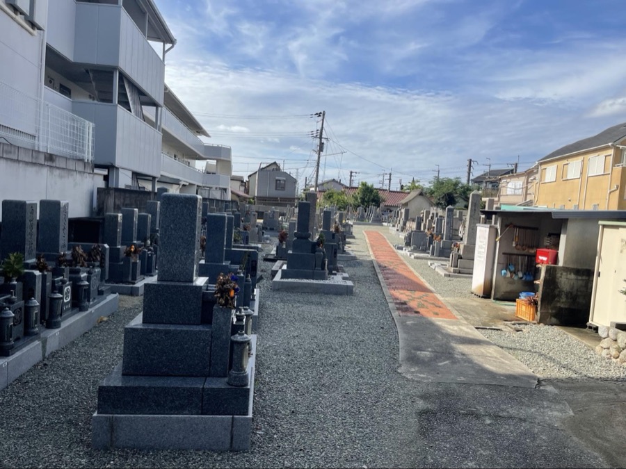 小花霊園の参道と墓域