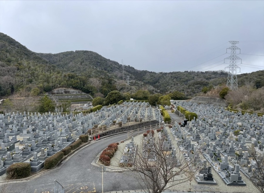 川西市公営霊園の墓域と山あいの眺望