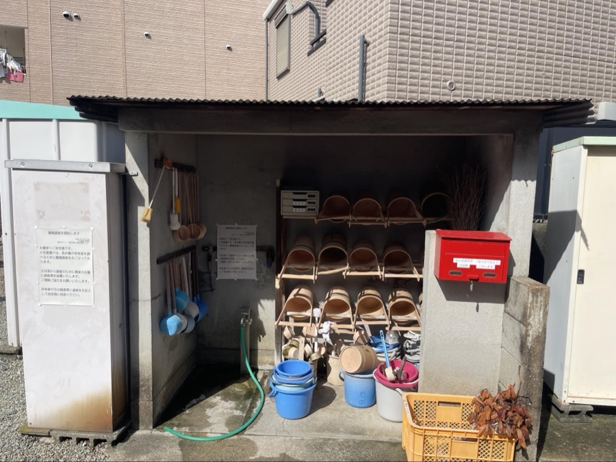 小花霊園の用具置き場と手桶