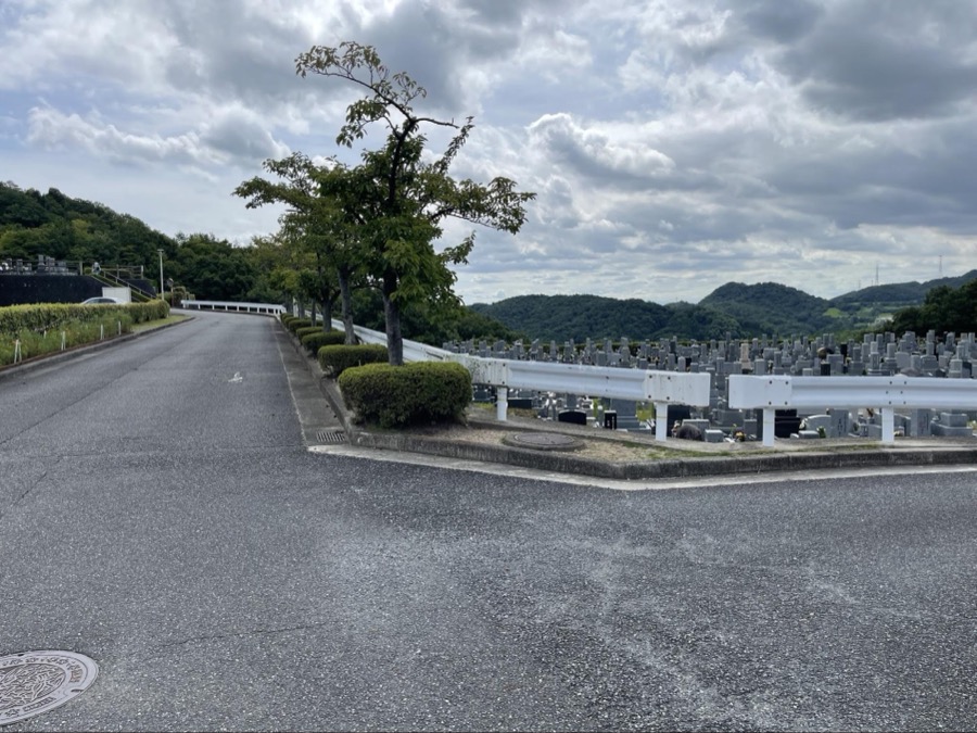 川西市公営霊園の広い参道と眺望